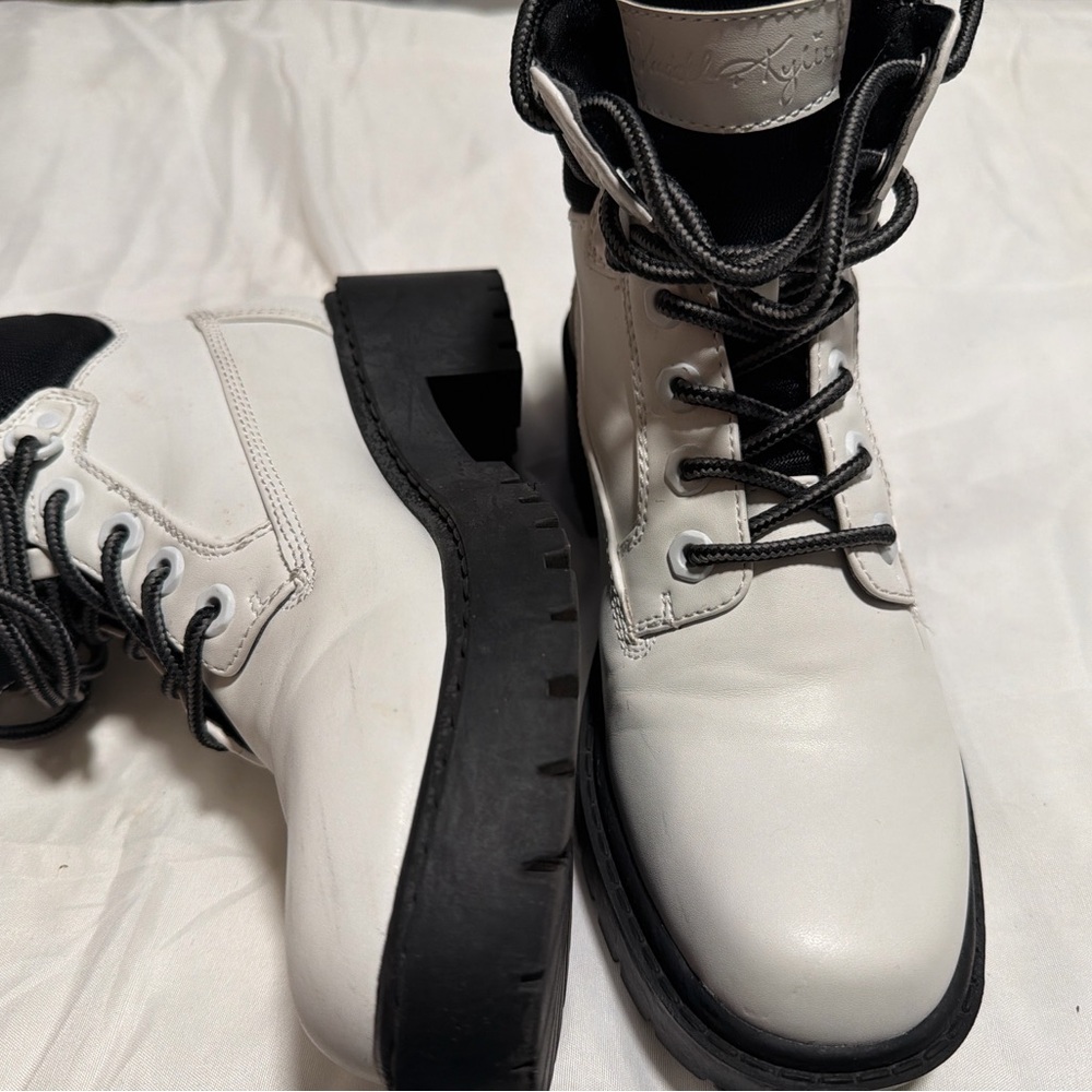 Kendall & Kylie Black Signature Detail